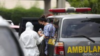 Tenaga kesehatan membantu pasien yang akan masuk di instalasi gawat darurat (IGD) Rumah Sakit Umum Daerah (RSUD) Chasbullah Abdulmadjid, Kota Bekasi, Jawa Barat, Jumat (4/2/2022).   