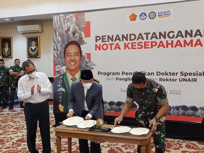 Panglima TNI Jenderal Andika Perkasa di kampus unair