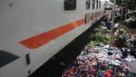 Masih Ada, Pasar Ekstrem di Pinggir Rel Kereta Surabaya