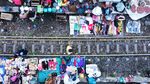 Masih Ada, Pasar Ekstrem di Pinggir Rel Kereta Surabaya