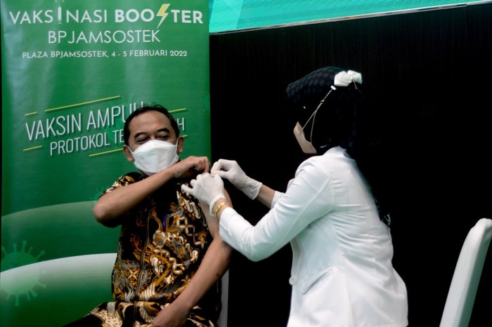BPJS Ketenagakerjaan (BPJAMSOSTEK) bersama Kementerian Kesehatan (Kemenkes) RI menggelar vaksinasi booster untuk 2.000 karyawannya.