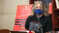Oscar Motuloh mengatakan diterbitkannya buku ini sebagai persembahan bagi segenap penyintas kekerasan dan tindak diskriminasi.