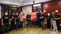 Buku Memoar Orang-orang Singkawang ini merupakan karya dari Bina Bektiati (naskah), John Suryaatmadja & Sjaiful Boen (foto) serta didukung oleh fotografer lain seperti Enrico Soekarno, Jay Subyakto, Julian Sihombing, Sigi Wimala, Yori Antar, Oscar Motuloh, Octa Christi, Andreas Loka, Victor Fidelis, dan Khaw Technography.