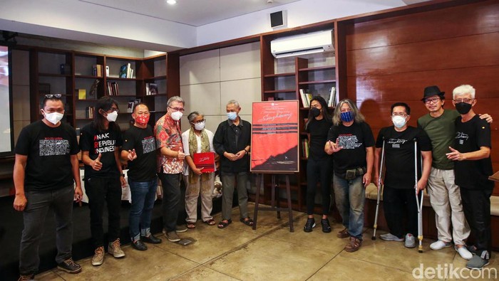 Kurator Buku Memoar Orang-orang Singkawang Oscar Motuloh (kanan) bersama Inisiator Proyek Buku Memoar Orang-orang Singkawang Lio Kurniawan (kiri), Sejarahwan dan Peneliti Etnis Tionghoa Didi Kwartanada (kedua kiri), Penulis Naskah Buku Memoar Orang-orang Singkawang Bina Bektiati (ketiga kiri) dan Budayawan dan Pendiri Tempo Media Goenawan Mohamad (kanan) saat berlangsungnya diskusi buku Memoar Orang-orang Singkawang yang berlangsung di Galeri Salihara, Jakarta, Jumat (4/2/2022). Kurator Buku Memoar Orang-Orang Singkawang, Oscar Motuloh mengatakan diterbitkannya buku ini sebagai persembahan bagi segenap penyintas kekerasan dan tindak diskriminasi.