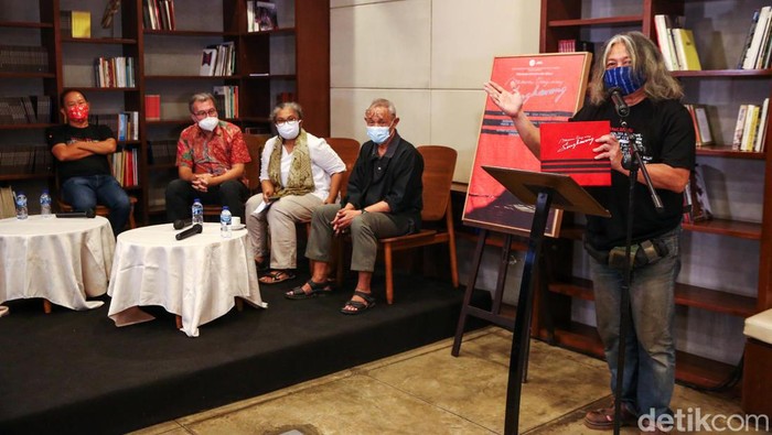 Peluncuran Buku Memoar Orang-orang Singkawang Kurator Buku Memoar Orang-orang Singkawang Oscar Motuloh (kanan) bersama Inisiator Proyek Buku Memoar Orang-orang Singkawang Lio Kurniawan (kiri), Sejarahwan dan Peneliti Etnis Tionghoa Didi Kwartanada (kedua kiri), Penulis Naskah Buku Memoar Orang-orang Singkawang Bina Bektiati (ketiga kiri) dan Budayawan dan Pendiri Tempo Media Goenawan Mohamad (kanan) saat berlangsungnya diskusi buku Memoar Orang-orang Singkawang yang berlangsung di Galeri Salihara, Jakarta, Jumat (4/2/2022). Kurator Buku Memoar Orang-Orang Singkawang, Oscar Motuloh mengatakan diterbitkannya buku ini sebagai persembahan bagi segenap penyintas kekerasan dan tindak diskriminasi.