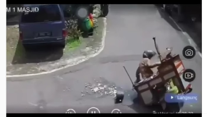 Penjual bakso terjatuh dari motor di Salatiga, Minggu (2/2/2022).