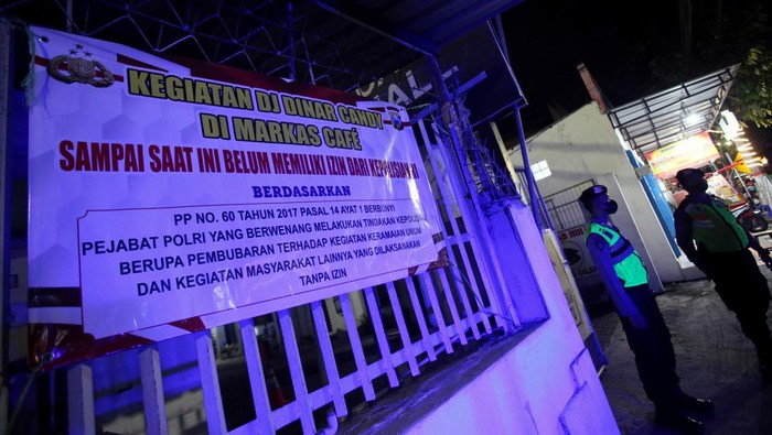 Petugas berjaga didepan salah satu klub malam yang akan menampilkan DJ Dinar Candy di Kota Blitar, Jawa Timur, Kamis (3/1/2022). Sejumlah ormas islam termasuk GP ANSOR setempat menolak penampilan DJ Dinar Candy di dareah tersebut karena kegiatan tersebut diduga mengandung unsur pornografi yang menyalahi norma masyarakat dan agama serta kegiatan tersebut tidak memiliki ijin dari kepolisian. ANTARA FOTO/Irfan Anshori/YU