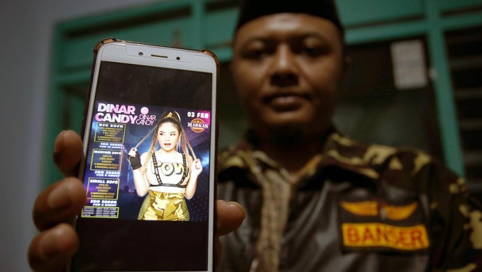 Petugas berjaga didepan salah satu klub malam yang akan menampilkan DJ Dinar Candy di Kota Blitar, Jawa Timur, Kamis (3/1/2022). Sejumlah ormas islam termasuk GP ANSOR setempat menolak penampilan DJ Dinar Candy di dareah tersebut karena kegiatan tersebut diduga mengandung unsur pornografi yang menyalahi norma masyarakat dan agama serta kegiatan tersebut tidak memiliki ijin dari kepolisian. ANTARA FOTO/Irfan Anshori/YU