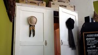 Untuk mengganti pintu toilet, restoran di Jerman ini gunakan pintu lemari untuk mengecoh para pengunjung. Foto: Pool/Site News