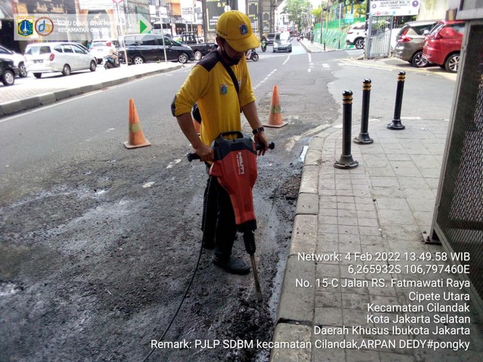 Perbaikan Jl RS Fatmawati dekat Stasiun MRT Haji Nawi, 4 Februari 2022. (Dok Dinas Bina Marga DKI)