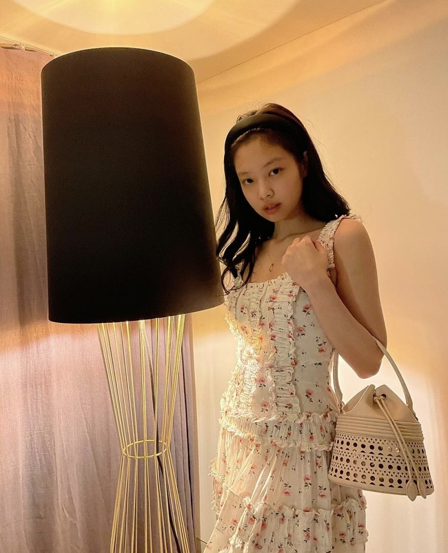 Jennie BLACKPINK pernah tampil bareface saat menyanyikan lagu How You Like That di acara musik. Kekasih G-Dragon itu pun tak ragu mengunggah foto OOTD tanpa polesan makeup. Foto: dok Instagram jennierubyjane