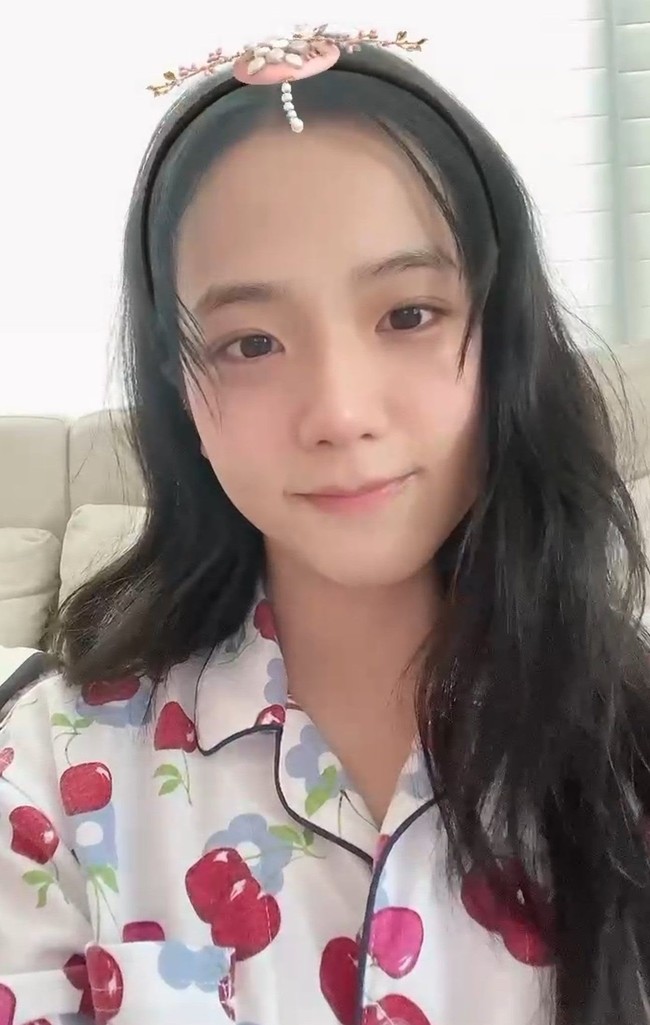 Baru-baru ini, Jisoo BLACKPINK menunjukkan wajah baru bangun tidur. Dia masih memakai piyama saat mengucapkan selamat tahun baru Imlek pada penggemar. Foto: dok Weverse