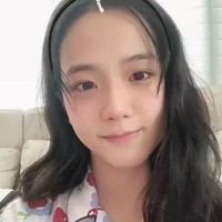 Baru-baru ini, Jisoo BLACKPINK menunjukkan wajah baru bangun tidur. Dia masih memakai piyama saat mengucapkan selamat tahun baru Imlek pada penggemar. Foto: dok Weverse