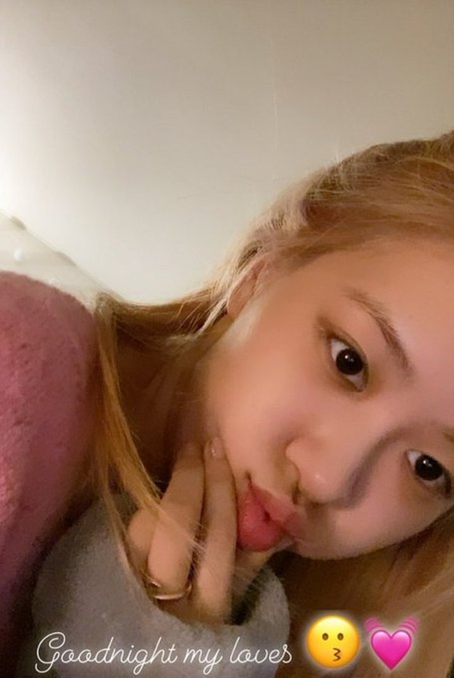 Personel BLACKPINK yang besar di Australia itu juga pernah membagikan potret tanpa makeup sebelum tidur. Foto: dok Instagram roses_are_rosie