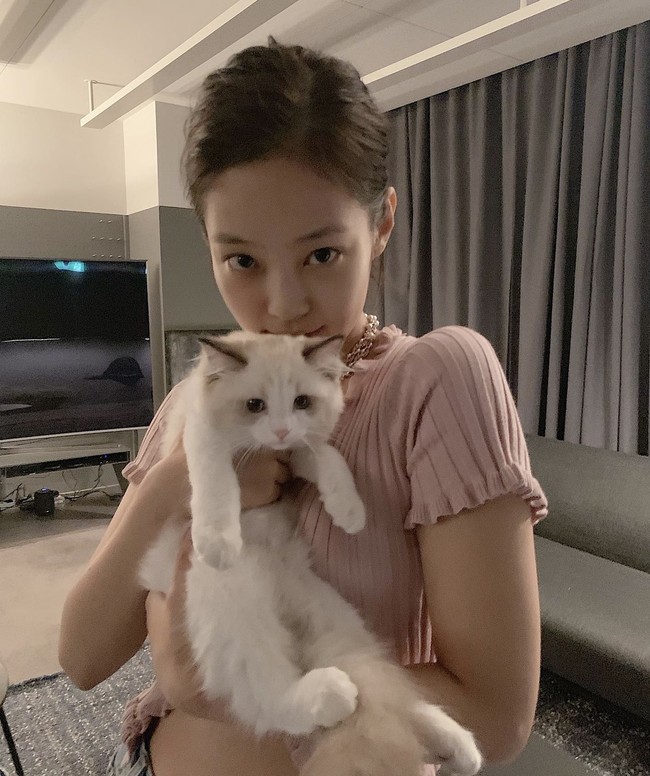 Dalam salah satu unggahannya, Jennie BLACKPINK terlihat natural saat menggendong Lily, kucing peliharaan Lisa BLACKPINK. Foto: dok Instagram jennierubyjane