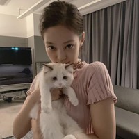 Dalam salah satu unggahannya, Jennie BLACKPINK terlihat natural saat menggendong Lily, kucing peliharaan Lisa BLACKPINK. Foto: dok Instagram jennierubyjane