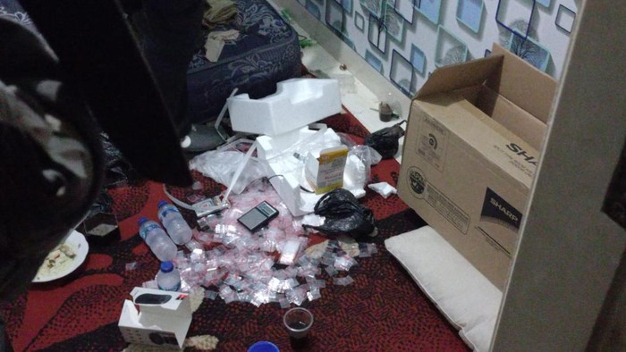 Temuan sejumlah plastik klip untuk bungkus sabu hingga timbangan di tempat kos yang jadi lapak narkoba di Kampung Boncos, Jumat (4/2/2022) malam.