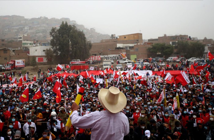 Potret Presiden Peru yang Konsisten dengan Topi Jeraminya Presiden Peru, Pedro Castillo belum genap setahun menjabat. Ia berani membuat kebijakan populis sesuai arahan partainya bernaung. Selain itu, Castillo konsisten memakai topi jerami ke manapun. Lihat foto-fotonya.