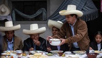 Kandidat Presiden Peru Pedro Castillo pada masa kampanye pilpres membagikan menu sarapan di Chota, 6 Juni 2021. Ia populer di kalangan bawah dan mengalahkan kandidat presiden perempuan, Keiko Fujimori. (Photo by Angela Ponce/Getty Images)