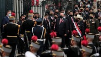 Pedro Castillo mengenakan topi jerami, usai dilantik jadi presiden, 28 Juli 2021. Ia menjabat presiden setelah menang pemilu dengan tagline, jangan lagi menjadi miskin di negeri kaya. (Foto: Getty Images/Getty Images)