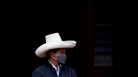 Presiden Pedro Castillo dalam sebuah acara di salah satu universitas di Lima, Peru, 22 November 2021. Topi jerami yang ia kenakan populer dipakai oleh para petani dan kalangan bawah di Peru. Castillo merupakan guru dan pimpinan serikat pekerja sebelum ditunjuk partai untuk ikut pilpres.  (AP Photo/Guadalupe Pardo)