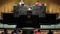 Presiden Pedro Castillo mengenakan topi jerami saat berpidato di Sidang Umum PBB, di New York, 21 September 2021. Topi jerami itu selalu dipakai Castillo untuk menjadi identitas nasional. (Spencer Platt/Pool via REUTERS)