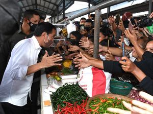 Jokowi Bagi-bagi BLT Rp 1,2 Juta di Pasar Binjai