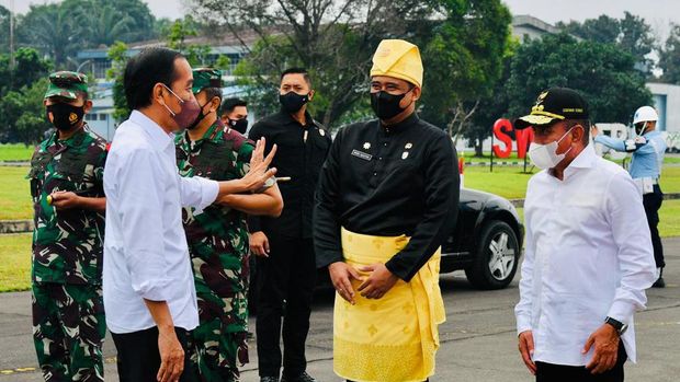 Momen Hangat Jokowi Bareng Gubsu Bobby Sebelum Tinjau Kampung Jeruk Di