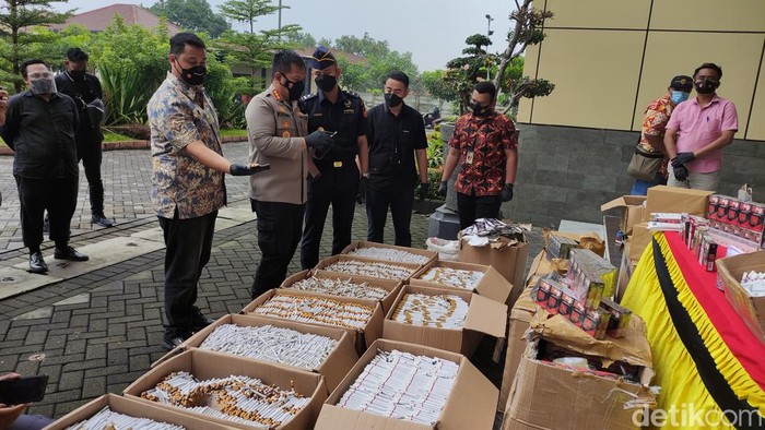Puluhan ribu batang rokok ilegal tanpa cukai disita petugas gabungan. Barang bukti rokok ilegal ini senilai Rp 500 juta.