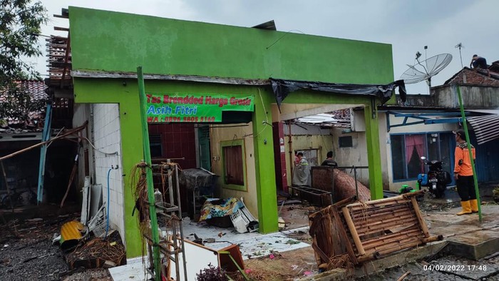 Rumah rusak usai angin kencang melanda Desa Karanggedang Purbalingga, Jumat (4/2/2022).