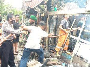 Gegara Sampah, Rumah Kakek di Ngawi Ludes Terbakar