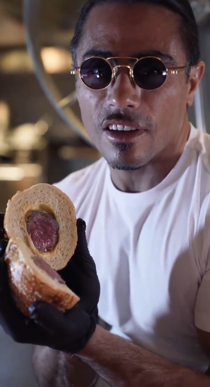 Pamer Menu Baru, Salt Bae Gunakan Sebongkah Daging untuk Isian Burger