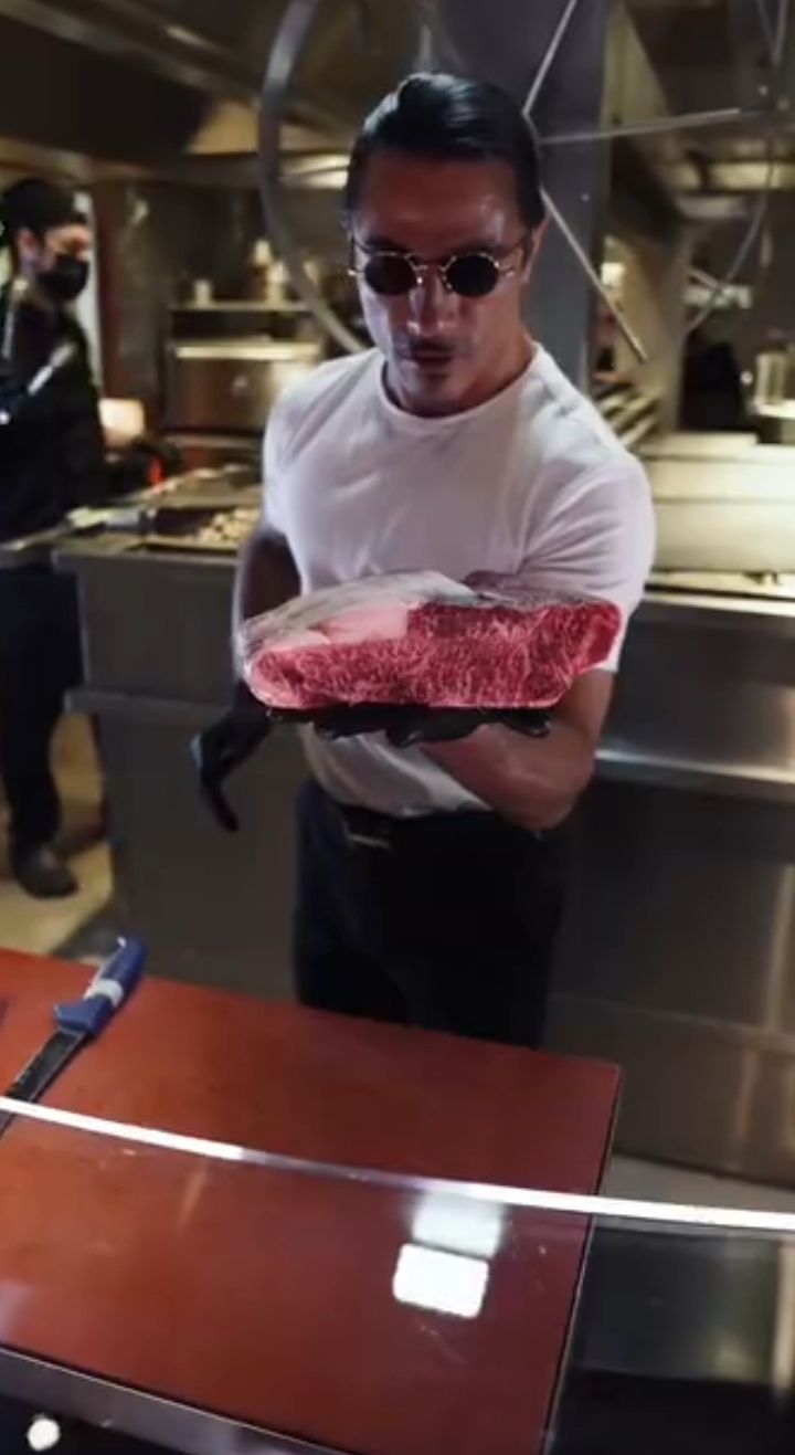 Pamer Menu Baru, Salt Bae Gunakan Sebongkah Daging untuk Isian Burger
