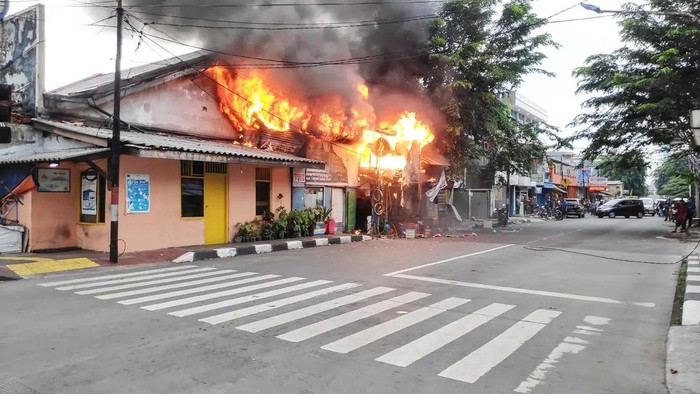 Sebanyak tiga kios di Cipinang Cimpedak, Jakarta Timur (Jaktim) terbakar. Kebakaran terjadi diduga akibat korsleting listrik. (Instagram @humasjakfire)