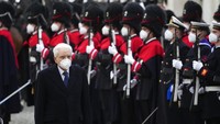 Sergio Mattarella tiba di Istana Kepresidenan Quirinale selama upacara pelantikannya, di Roma. (AP/Gregorio Borgia)