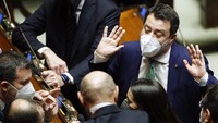 Keputusan Mattarella untuk tetap menjabat sebagai kepala negara diharapkan memungkinkan pemerintah saat ini, yang dipimpin oleh Perdana Menteri Mario Draghi, untuk menyelesaikan mandatnya, yang berakhir tahun depan. Peran tersebut sebagian besar bersifat seremonial, tetapi juga dapat membutuhkan pengetahuan kelembagaan dan negosiasi yang cekatan untuk mengatasi krisis politik. (AP/Remo Casilli)