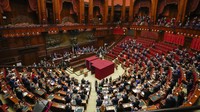 Presiden Italia Sergio Mattarella kembali terpilih setelah putaran ke-8 pemungutan suara yang paling menegangkan di Parlemen Italia, Sabtu, (29/1/2022). (AP/Gregorio Borgia)