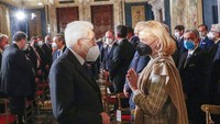 Presiden Italia yang baru terpilih kembali Sergio Mattarella (kiri) berbicara dengan Direktur Dinas Rahasia Italia, Elisabetta Belloni selama upacara pelantikannya di istana kepresidenan Quirinale setelah upacara pengambilan sumpah di parlemen di Roma. (AP/Guglielmo Mangiapane)