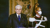 Mattarella (80) setuju untuk tetap menjabat setelah pihak-pihak yang berselisih di Italia gagal menyepakati penggantinya, dengan alasan rasa tanggung jawab mengingat pandemi yang sedang berlangsung dan upaya untuk meluncurkan kembali ekonomi, Kamis, (3/2/2022). (AP/Guglielmo Mangiapane)