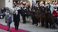 Presiden Italia yang baru terpilih kembali Sergio Mattarella tiba di Istana Kepresidenan Quirinale selama upacara pelantikannya, di Roma, Kamis, (3/2/2022). (AP/Gregorio Borgia)