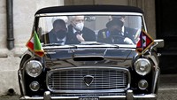 Mattarella adalah presiden kedua yang menerima masa jabatan kedua, mengikuti Giorgio Napolitano, yang setuju untuk tetap menjabat setelah kebuntuan politik yang sama, meninggalkan jabatannya pada 2015 ketika dia hampir berusia 90 tahun. (AP/Andreas Solaro)
