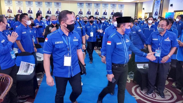 Seruan AHY untuk Kader Demokrat Sulteng Rebut Kembali Kemenangan 2024 Mesin Partai Demokrat terus bergerak. Usai menuntaskan Musyawarah Daerah (Musda) di 32 Provinsi, partai besutan SBY itu kini menggelar Musyawarah Cabang (Muscab) yang salah satunya di DPD Sulawesi Tengah.