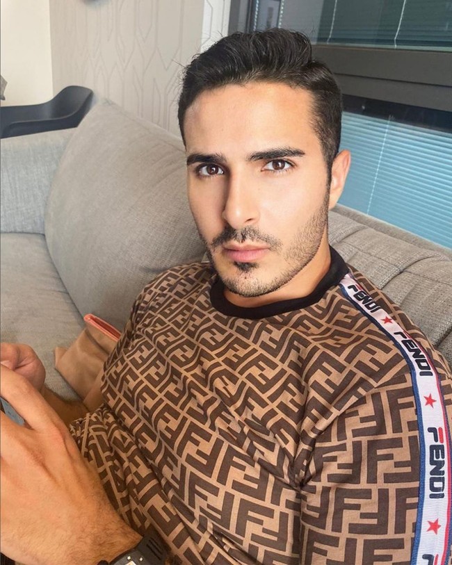 Simon Leviev berpura-pura jadi anak miliarder dan menebar pesona dengan menampilkan foto gaya hidup mewah. Foto: Instagram/@simon_leviev_official