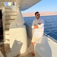 Profil mentereng Simon Leviev diperkuat dengan statusnya sebagai CEO LLD Diamonds, perusahaan pemasok berlian. Foto: Instagram/@simon_leviev_official