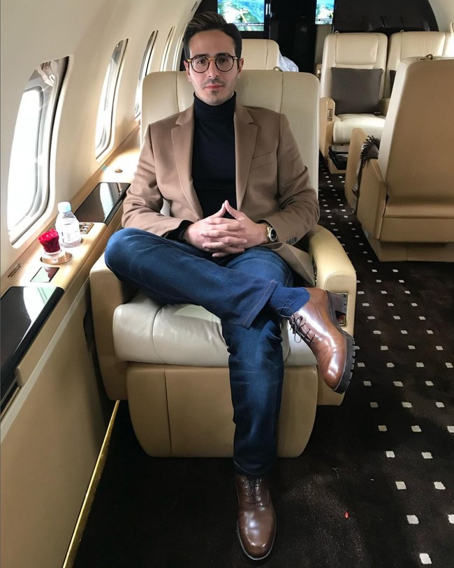 Simon Leviev kerap mengklaim bahwa dia adalah anak dari  Lev Leviev, seorang miliarder berlian. Lev Leviev bukanlah rekaannya semata, melainkan orang asli dan memiliki sembilan anak. Namun tidak diketahui apakah benar dia salah satu dari anak Lev Leviev. Foto: Instagram/@simon_leviev_official