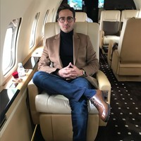 Simon Leviev kerap mengklaim bahwa dia adalah anak dari  Lev Leviev, seorang miliarder berlian. Lev Leviev bukanlah rekaannya semata, melainkan orang asli dan memiliki sembilan anak. Namun tidak diketahui apakah benar dia salah satu dari anak Lev Leviev. Foto: Instagram/@simon_leviev_official