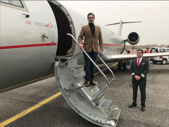 Foto-foto dirinya naik jet pribadi kerap berseliweran di akun Instagram @simon_leviev_official yang kini diatur private, alias tidak terbuka untuk publik. Foto: Instagram/@simon_leviev_official
