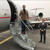 Foto-foto dirinya naik jet pribadi kerap berseliweran di akun Instagram @simon_leviev_official yang kini diatur private, alias tidak terbuka untuk publik. Foto: Instagram/@simon_leviev_official