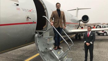 Setelah bersenang-senang dengan gaya hidup mewah, para korban dicoba diyakinkan dengan kisah Simon Leviev yang dikejar musuh. Foto: Instagram/@simon_leviev_official