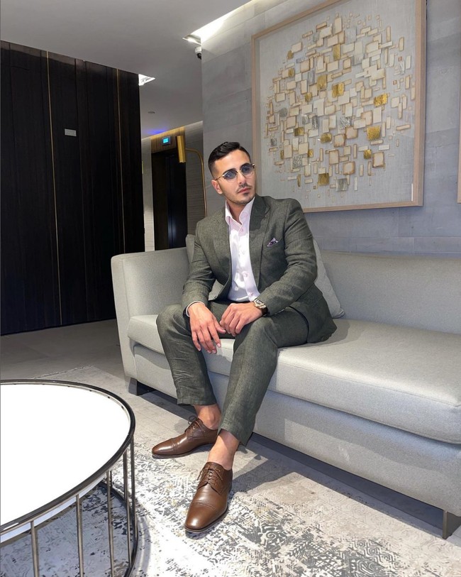 Dia kerap memamerkan berbagai foto yang menunjukkan kekayaan mulai dari naik jet pribadi, ngebut dengan Ferrari, bersantai di kapal pesiar, hingga berpakaian necis. Foto: Instagram/@simon_leviev_official